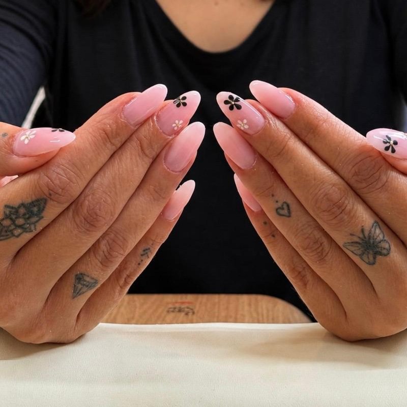 Réalisation nail art fleurs
