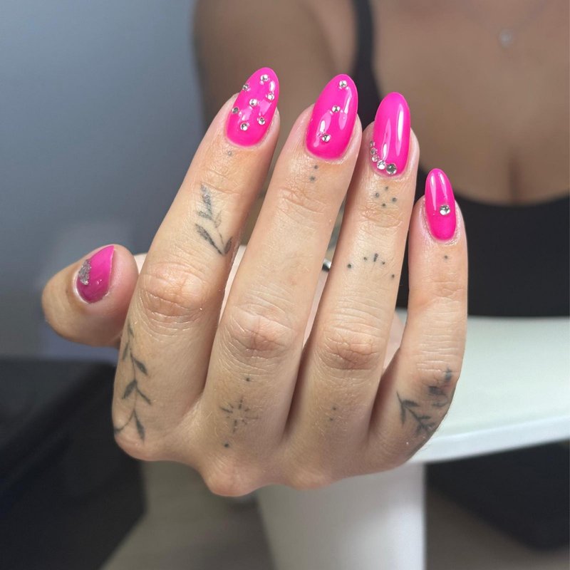 Réalisation strass rose fuchsia gros plan